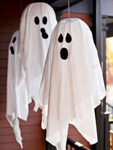 decoration-halloween-entree-idees-fantomes-draps-bmancs