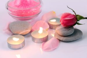 chambre romantique avec bougies et roses